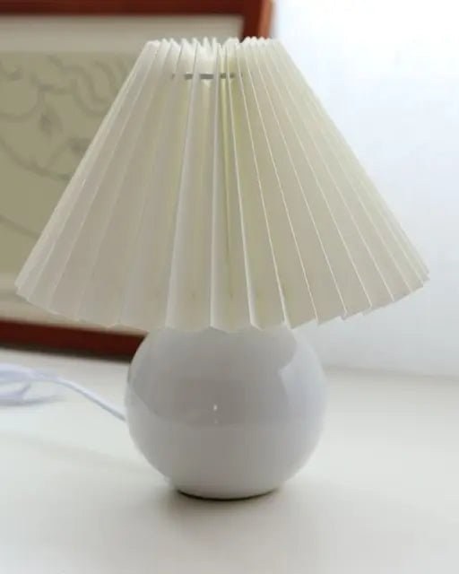 Vintage Pleated Table Lamp in white and white